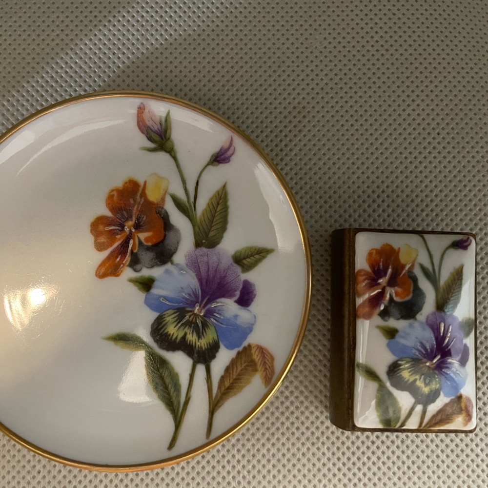 F.M. Porcelain Artistique - pansies paperweight and note holder